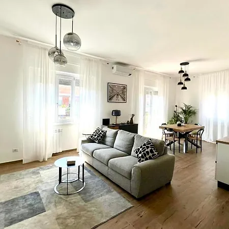 With Friends - 2 Bedrooms And Amazing Living *